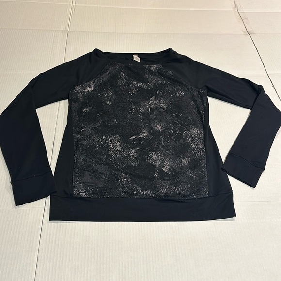 Under Armour Tops - Under Armour women’s fitted body long sleep with 2 front pockets black and grey